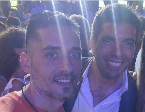 Miquel_R's tweet photo. Candidat del @ppopular de Càlig desitjant que uns nazis maten d'una punyalada al cor els membres de @JovesPV, citant l'assassinat de Guillem Agulló. Ací apareix fotografiat amb el President @carlos_mazon_ que encara no ho ha condemnat ni ha sigut expulsat del partit. https://t.co/bvqPpQzpgy