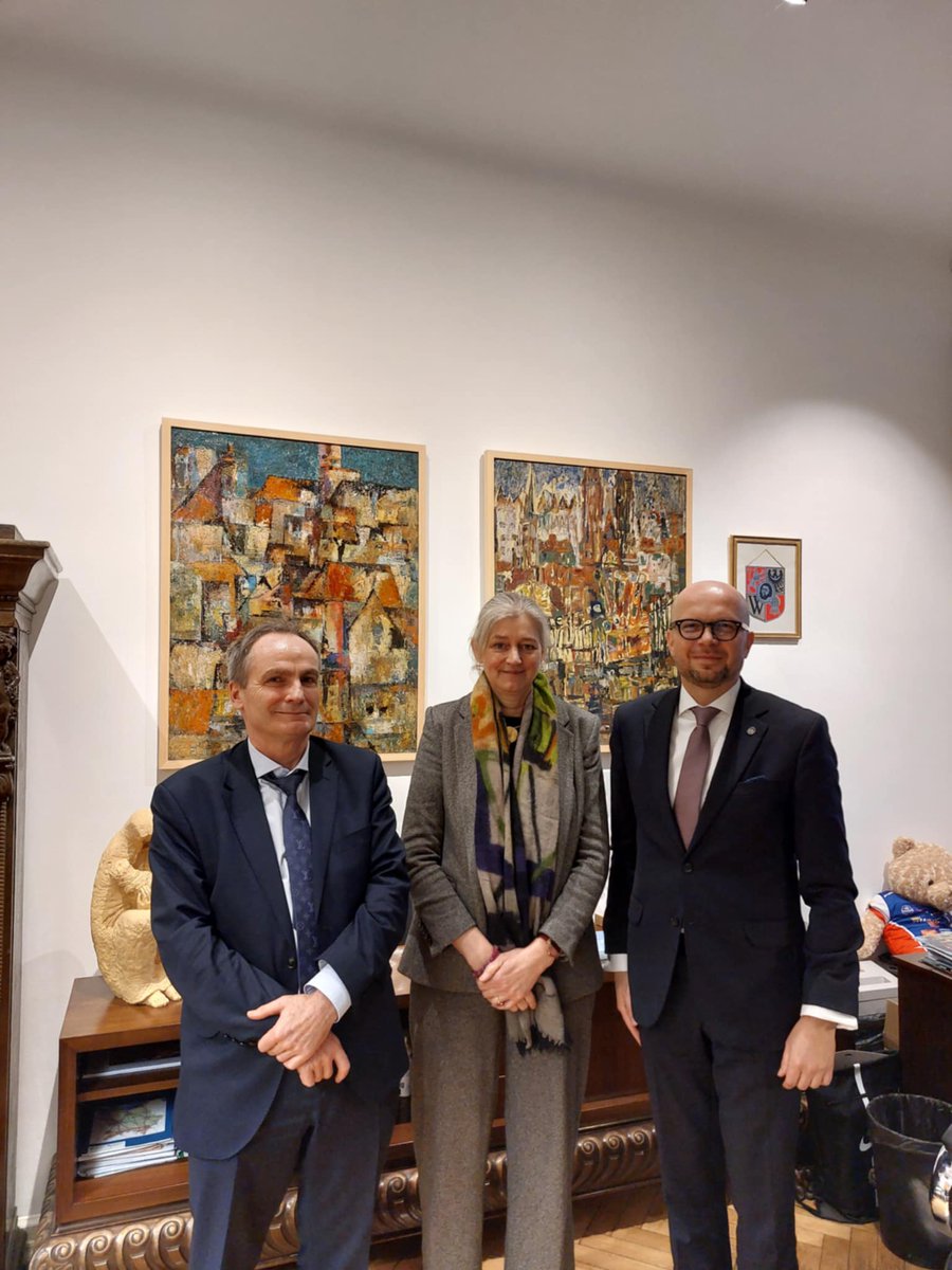Jakub Mazur (@mazurjakubwro) on Twitter photo Dziś ważne spotkanie z panią Catalina Cullas, ambasadorką i pełnomocniczką niemieckiego Ministerstwa Spraw Zagranicznych ds. stosunków z krajami członkowskimi Unii Europejskiej, współpracy przygranicznej i regionalnej 🇪🇺
Wspólnie z udziałem Konsula Generalnego <a href="/Kons_Niem_Wro/">Martin Kremer</a> Dziś ważne spotkanie z panią Catalina Cullas, ambasadorką i pełnomocniczką niemieckiego Ministerstwa Spraw Zagranicznych ds. stosunków z krajami członkowskimi Unii Europejskiej, współpracy przygranicznej i regionalnej 🇪🇺
Wspólnie z udziałem Konsula Generalnego <a href="/Kons_Niem_Wro/">Martin Kremer</a>
