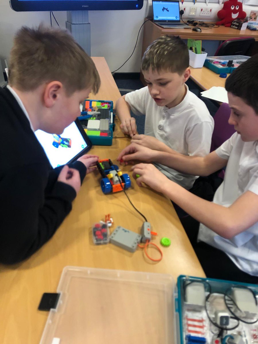 long_calderwood's tweet photo. It was the turn of Primary 7 to get their hands on the VEX GO engineering kit supported by our expert engineers Ledlay and Daniel. Check out the video of their motorised Supercar 🤩 #SSERC https://t.co/KE2l12dyFE