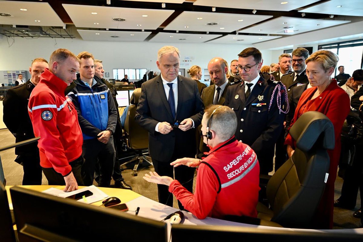 DG_SecCivile's tweet photo. Le ministre @fnb_officiel a relancé aujourd'hui en Haute-Savoie les travaux du Beauvau de la Sécurité civile. 

Cette concertation nationale qui inclut l'ensemble des acteurs concernés, permet d'interroger notre modèle dans sa globalité, un questionnement nécessaire 20 ans après la loi de modernisation de la Sécurité civile.
L'occasion également de visiter la plateforme de traitement des appels d’urgence exemplaire qui existe depuis 1996 dans le département. Cette plateforme commune au @SDIS_74 et au SAMU permet une meilleure prise en charge des usagers, à la satisfaction de tous les acteurs concernés. Grâce à ce dispositif, les équipes ont pu traiter plus de 560 000 appels en 2024 dans des conditions optimales.