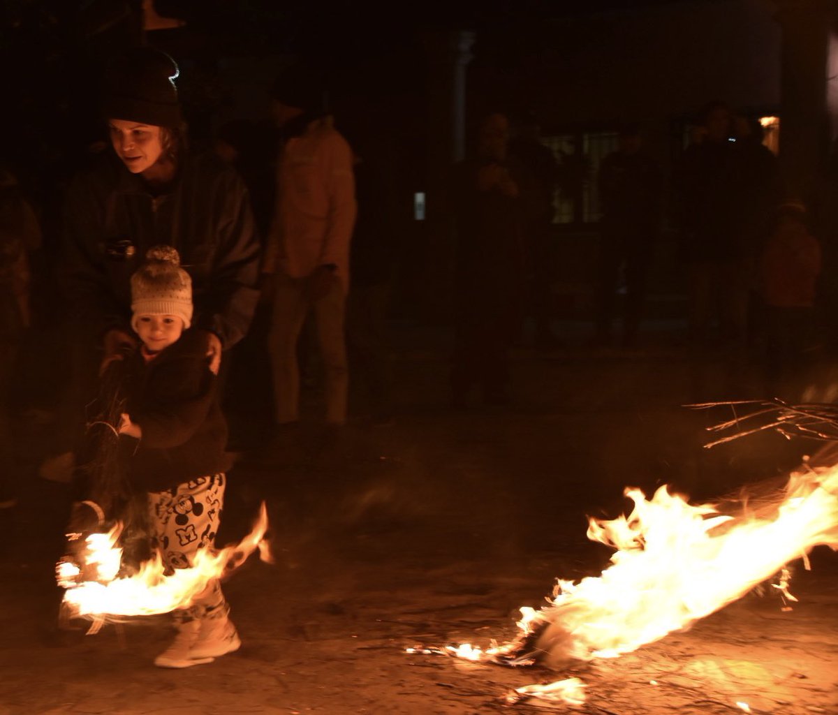 AmandaAlonsoFa's tweet photo. Los Escobazos de Jarandilla De la Vera es una tradición que se salvó gracias a los maestros del pueblo, que contaron e animaron a los niños a salir a las calles y prender escobones como antaño hicieran los pastores para iluminar su regreso a casa 📸🔥 https://t.co/jr0zZBAT85