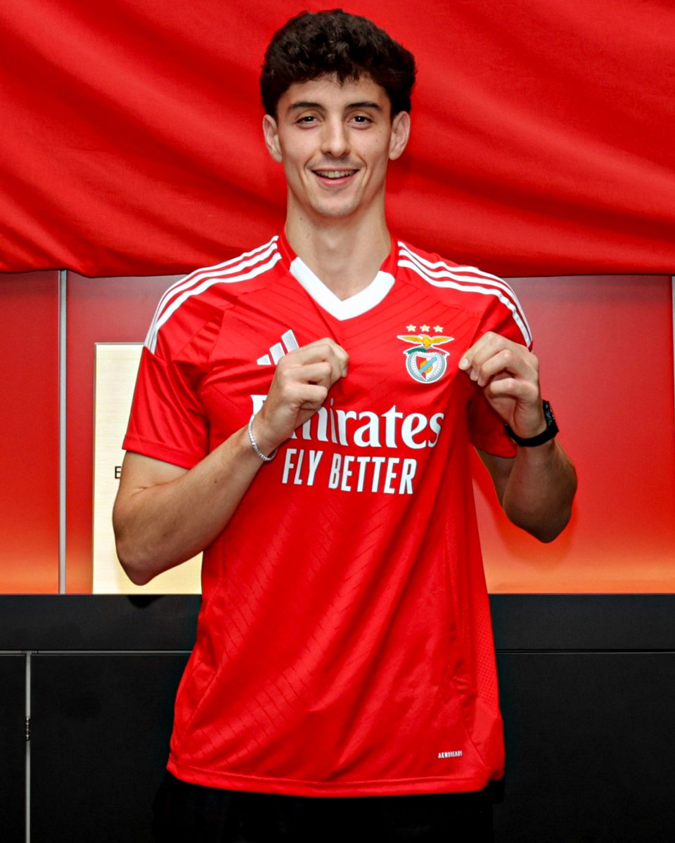 Manu Silva é oficialmente do Benfica.
