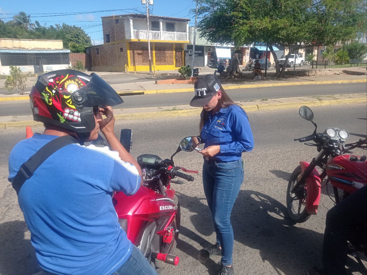 ORCARORAINTT's tweet photo. #Prevención | #INTT Carora comprometido con la seguridad vial de la región realiza charlas de concientización a los conductores de 2 ruedas y así reducir los índices de accidentes. https://t.co/GA4wElPbPV