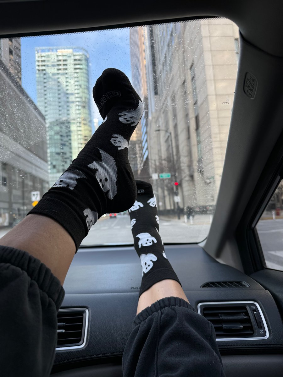 queenbrit1000's tweet photo. Making my way downtown 👻
#socks #ghostsocks #archedfeet #warmfeet #downtown #distraction https://t.co/uFgHdOD5PT
