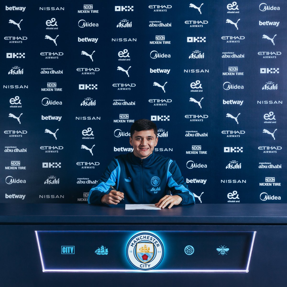 futballselect's tweet photo. Manchester City have signed defender Abdukodir Khusanov from Lens for £33.5m.

The centre-back has joined the Premier League champions on a four-and-a-half-year contract which also contains the option of a further year until June 2030. https://t.co/7L2C5eauku