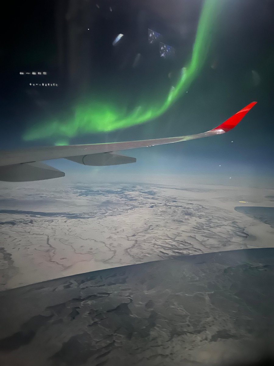 Auroras boreales sobrevolando Alaska en el vuelo Tokio-Madrid, un espectáculo.