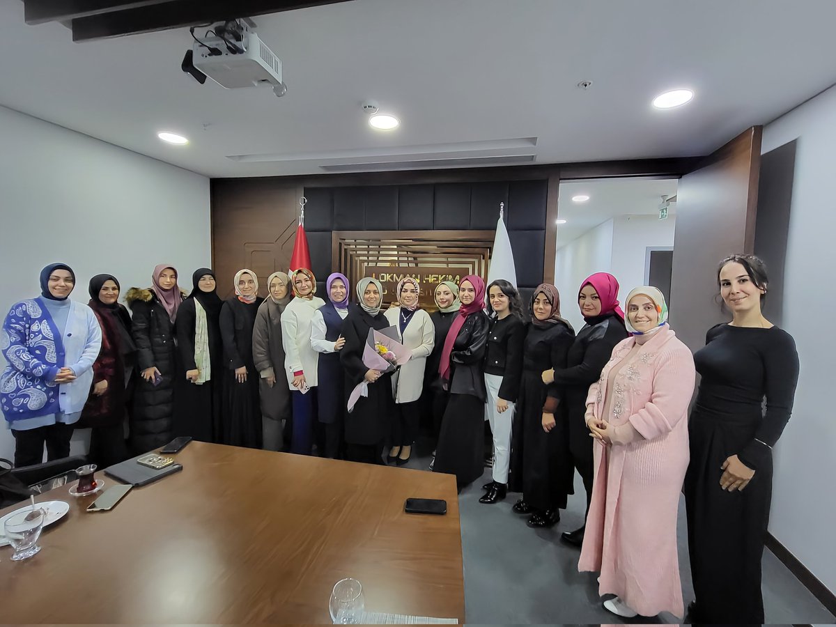 Duyarlı Medya Derneği üyeleri için düzenlediğimiz buluşmada  Klinik Psikolog Gülşah Akçay Civriz'i misafir ettik. "Medya ve Psikoloji" konulu konuşmasında Civriz, önemli analizler yaptı ve  tavsiyeler sundu. İşte öne çıkan notlar:
instagram.com/p/DEfkSPfsVXa/…

#psikoloji #sosyalmedya