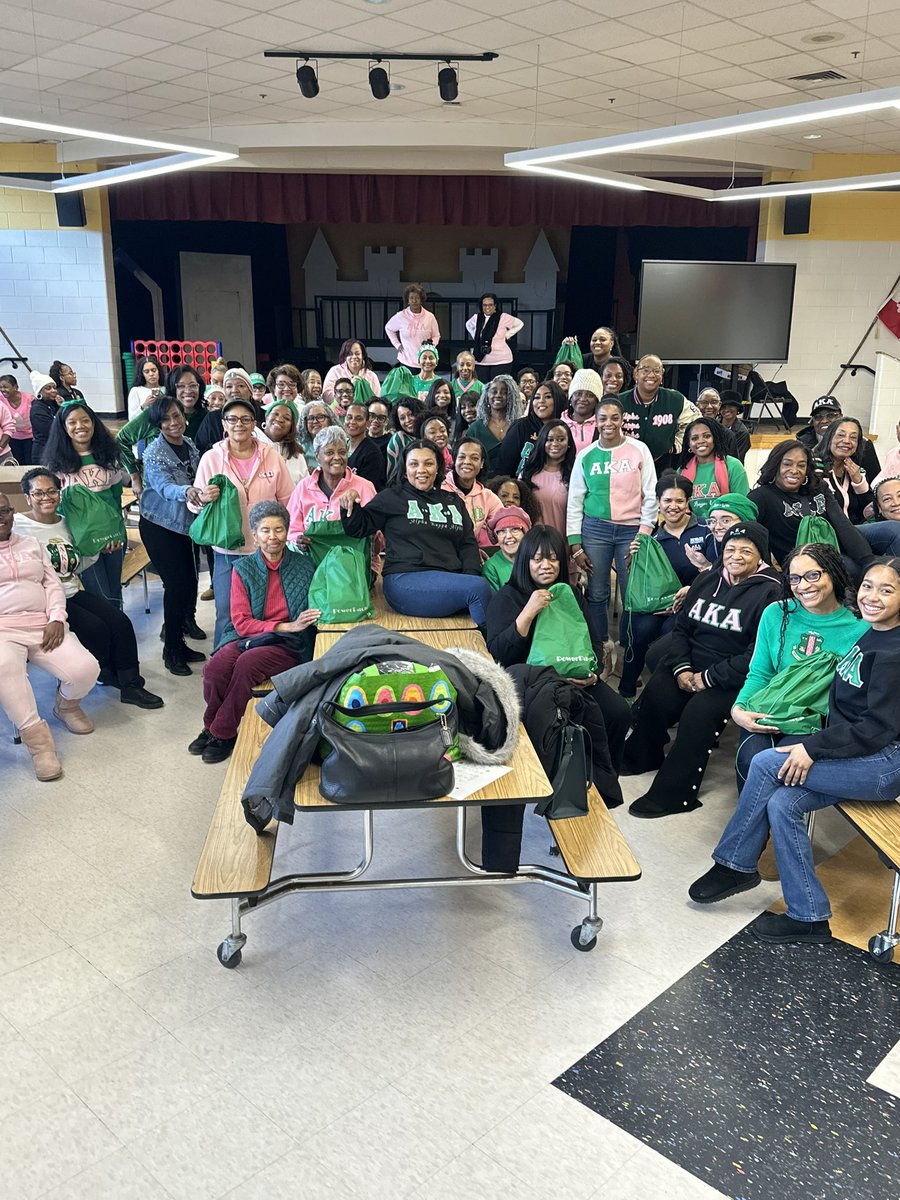 BannekerMS_Prin's tweet photo. Alpha Kappa Alpha, Theta Omega Omega Chapter held their MLK service activities at the EagleNation today! 

One station was the Childhood Hunger, Initiative Power Pack (CHIPP) which provides snack bags each week to students at Eastern MS. Thank goodness for Service to All Mankind! https://t.co/RqVCdni2s8