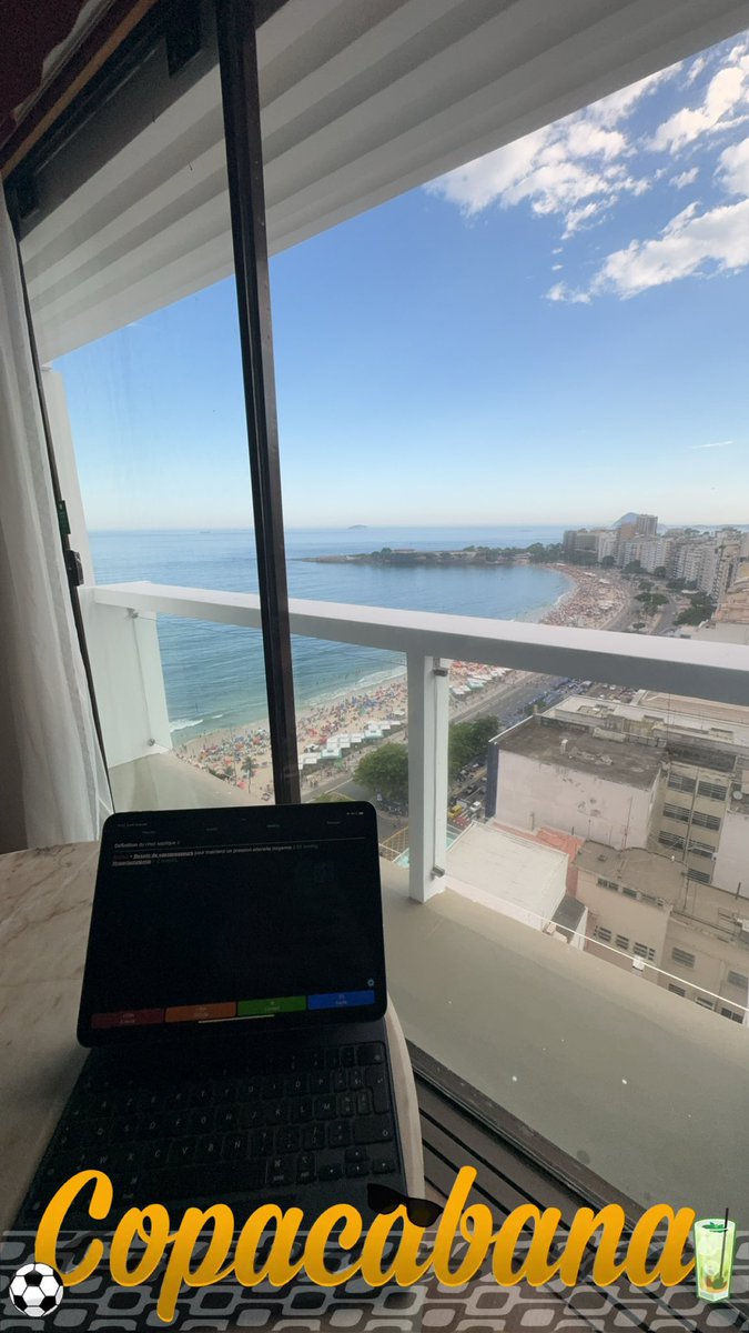 LGS_691's tweet photo. Finalement je suis juste un externe chill qui préfère réviser avec vue sur mer 😎🤙#letempsd’unsnap #internatenDomTom https://t.co/ufbsOwVe05