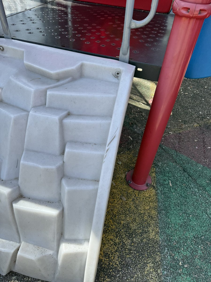 issetpau's tweet photo. Quien me apoya a reportar para que vengan a limpiar y poner mayor seguridad en los juegos de parque 🛝 enfrénte del hospital satélite, el pasto crecido, basura y los juegos rotos !!! En fin @Edomex @SoySateluco @SoyNaucalpan @SaludEdomex @oapngob https://t.co/EnuQwhWqfM