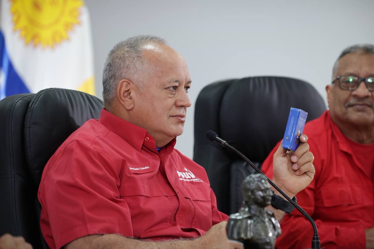 #EnVivo <a href="/dcabellor/">Diosdado Cabello R</a>: "Las decisiones políticas en Venezuela se toman en Venezuela y el 28 de julio el Pueblo decidió que el presidente era <a href="/NicolasMaduro/">Nicolás Maduro</a>".

#LogrosYVictoriaPorLaPaz #20Ene