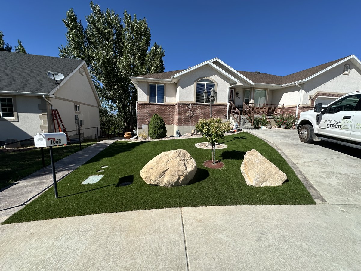 PurchaseGreen's tweet photo. Our ❇️NF Olive synthetic lawn grass is made with a premium grade blend of S, M, and diamond shape fibers. This stunning color blend causes the grass to appear as a freshly mowed lawn. NF Olive is water permeable which makes it popular in cold, wet, &amp; rainy climates. https://t.co/HsreAgtJKe