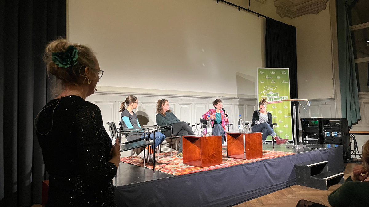 Auf dem Podium diskutieren <a href="/Anna_Jik/">Anna Jikhareva</a> von der @wochenzeitung, @DeliaBerner von @alliancesud und Sophie Guignard von <a href="/migrantsrights/">Solidarité sans frontières</a>: «Die Rechten bedienen die Angst. Wir Linken die Hoffnung.»

Herzlichen Dank für die Moderation, @AlineTrede. 💚