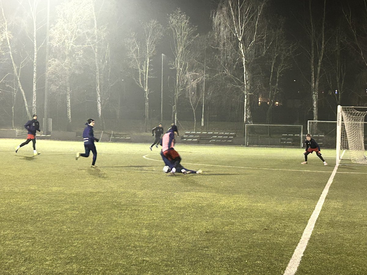 RafaKosznik's tweet photo. Duma rozpiera jak widzę syna w bramce na treningu pierwszego zespołu Gedanii Gdańsk. 💪 https://t.co/Lpr1jjtypu
