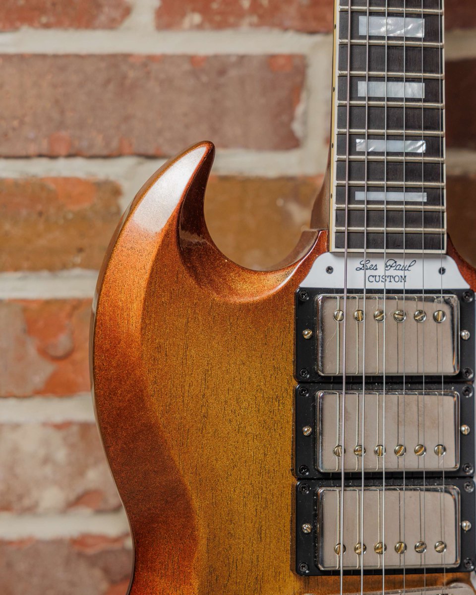 GibsonGarage's tweet photo. 🚨Gibson Garage Guitar of the Week🚨

Gibson '63 Les Paul SG Custom in TV Burst.

You never know what treasure you'll find at the Gibson Garage Nashville. Stop by to shop and play.

#gibson #gibsoncustom #gibsongarage #guitaroftheweek #sg https://t.co/SRZpeM8MO4