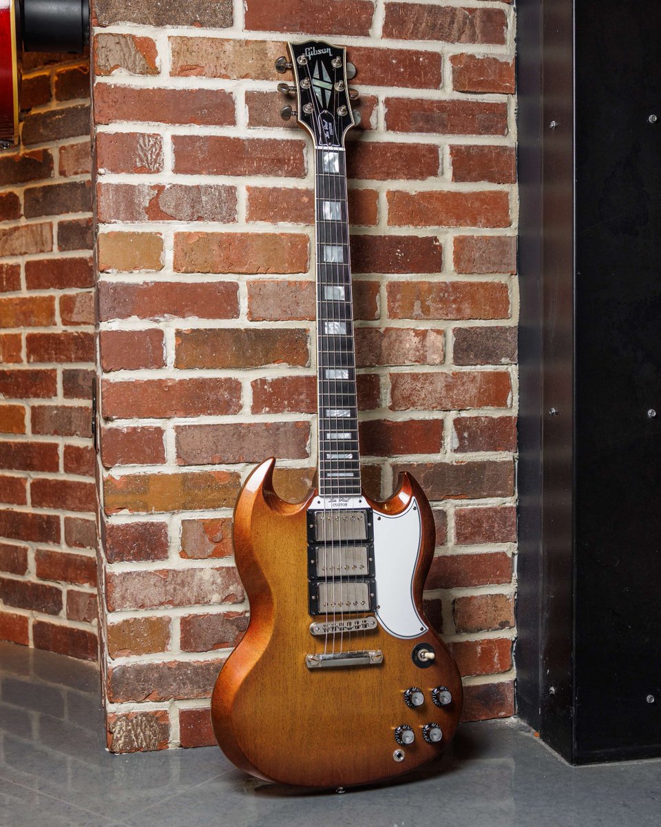 GibsonGarage's tweet photo. 🚨Gibson Garage Guitar of the Week🚨

Gibson '63 Les Paul SG Custom in TV Burst.

You never know what treasure you'll find at the Gibson Garage Nashville. Stop by to shop and play.

#gibson #gibsoncustom #gibsongarage #guitaroftheweek #sg https://t.co/SRZpeM8MO4