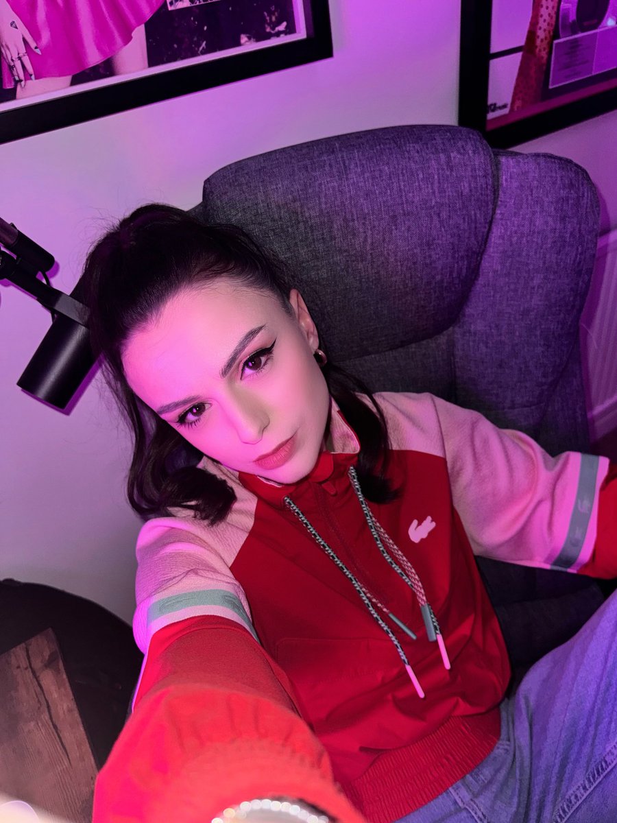 Thank you for all the love you’ve shown for Head Down. It feels so good to be back 💕

linktr.ee/cherlloyd