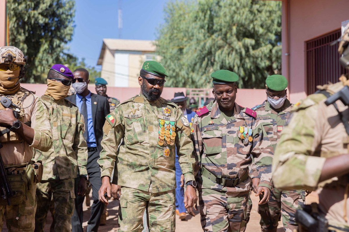 PresidenceMali's tweet image. Dans le cadre des festivités du 64e anniversaire de l’Armée malienne, le Président de la Transition, SE le Général d’Armée Assimi GOÏTA, Chef de l’État, a rendu visite aux blessés de guerre, le lundi 20 janvier 2025, à la Polyclinique des Armées.