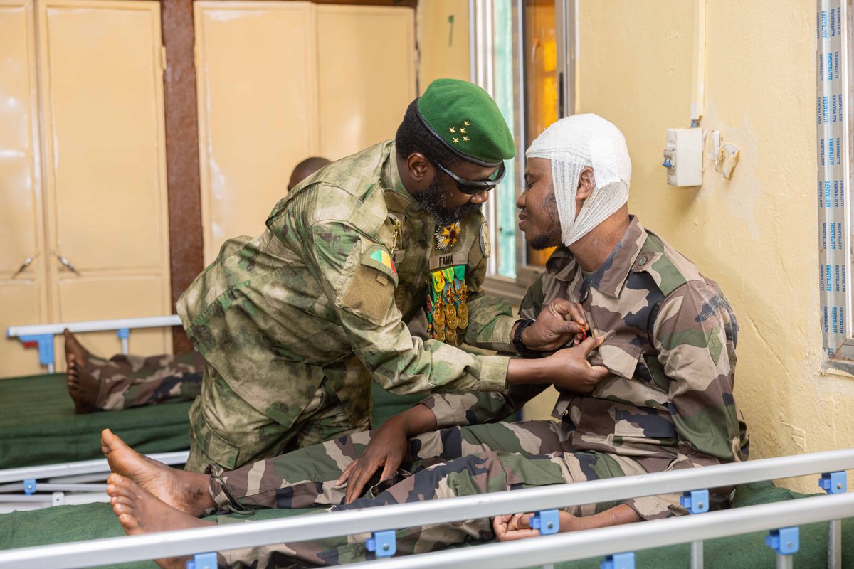 PresidenceMali's tweet image. Dans le cadre des festivités du 64e anniversaire de l’Armée malienne, le Président de la Transition, SE le Général d’Armée Assimi GOÏTA, Chef de l’État, a rendu visite aux blessés de guerre, le lundi 20 janvier 2025, à la Polyclinique des Armées.