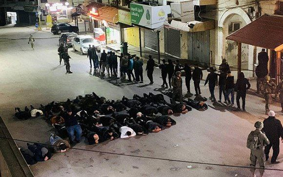 narrativeflow_'s tweet photo. Las fuerzas israelíes invasoras llevan a cabo detenciones masivas arbitrarias de más de 60 palestinos en Azzun, al este de Qalqilya, en la Cisjordania ocupada.
En pocos días, estas ratas, habrán secuestrado el mismo numero de palestinos que han soltado en el alto el fuego. https://t.co/DtfpaqqxUa