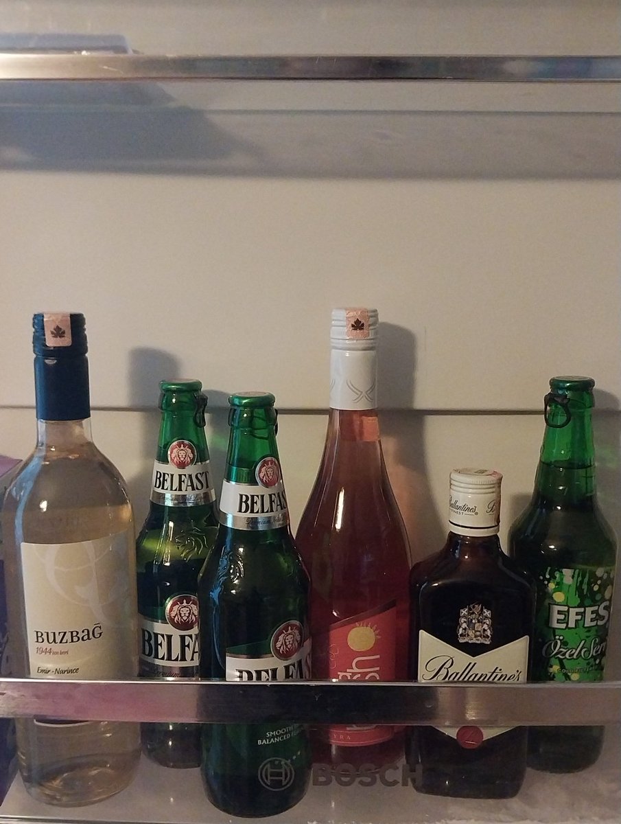 dolapta bir lokma yiyecek yokken kizlar