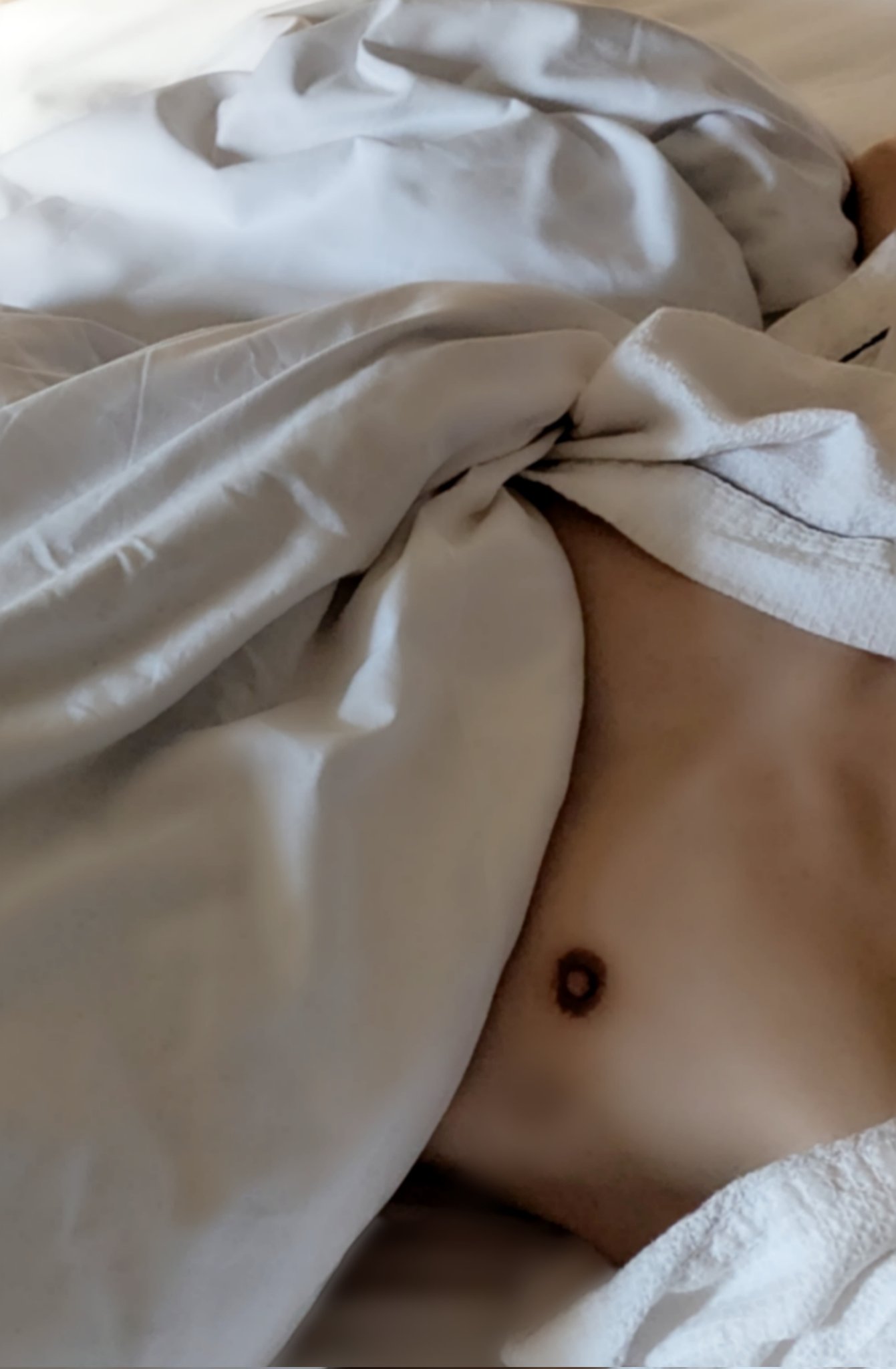 Who was touch my nipple⁇ Why my nippleappear⁇ なんで朝起きたら乳首でてるの？？誰かナニかした？🫣 https://t.co/51FUwzPRCn