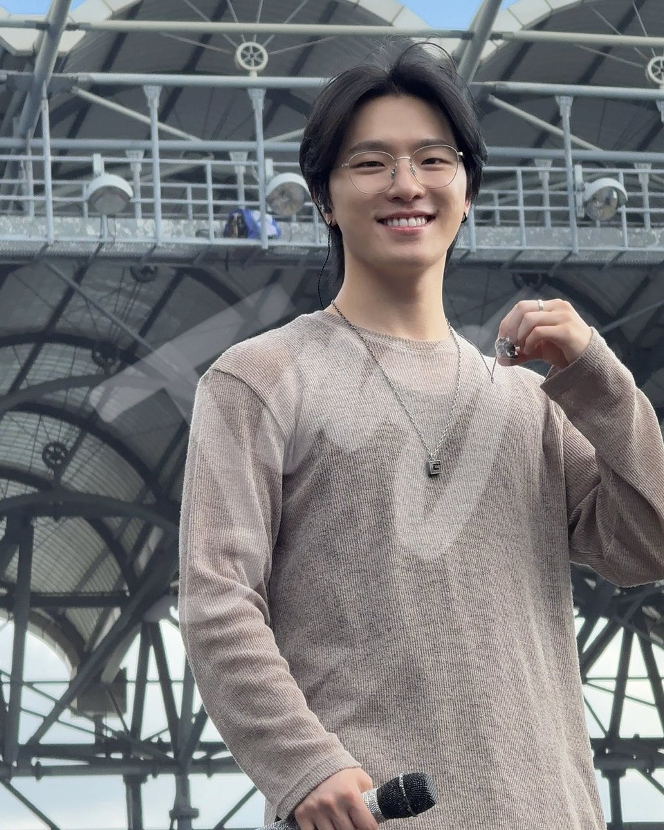 yanipopeta's tweet photo. one of my fave things abt dino is how he can easily spot dinonaras from afar and always makes sure to interact with them. most of his fancams show him staring, waving, and blowing kisses🤍 https://t.co/5RIxNoTxgL