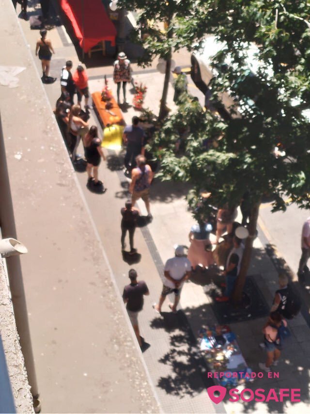 hernan_sr's tweet photo. 🚨SANTIAGO DESBORDADO 

A la salida del metro Santa Lucía, en san Isidro hoy estaban velando a un ambulante en plena calle. 

JUZGUE USTED. 

@desbordes https://t.co/wZbRspnn7X
