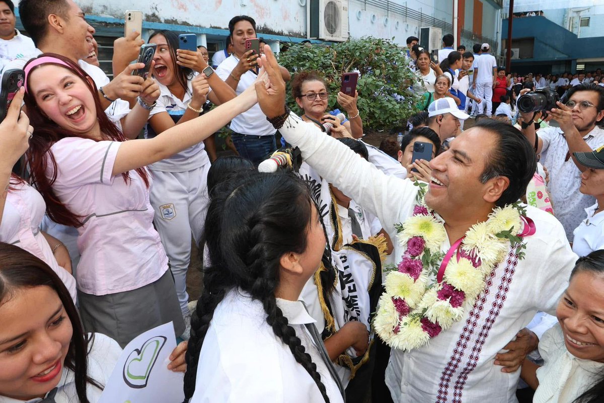 kikeramos's tweet photo. En un encuentro con escuelas preparatorias del Soconusco, se presentó el Programa #ChiapasPuede, el gobernador @ramirezlalo_ destacó su compromiso de erradicar el analfabetismo en la entidad y aseguró que se levantará la bandera blanca, ante México y el mundo. https://t.co/qj9YtevsR5