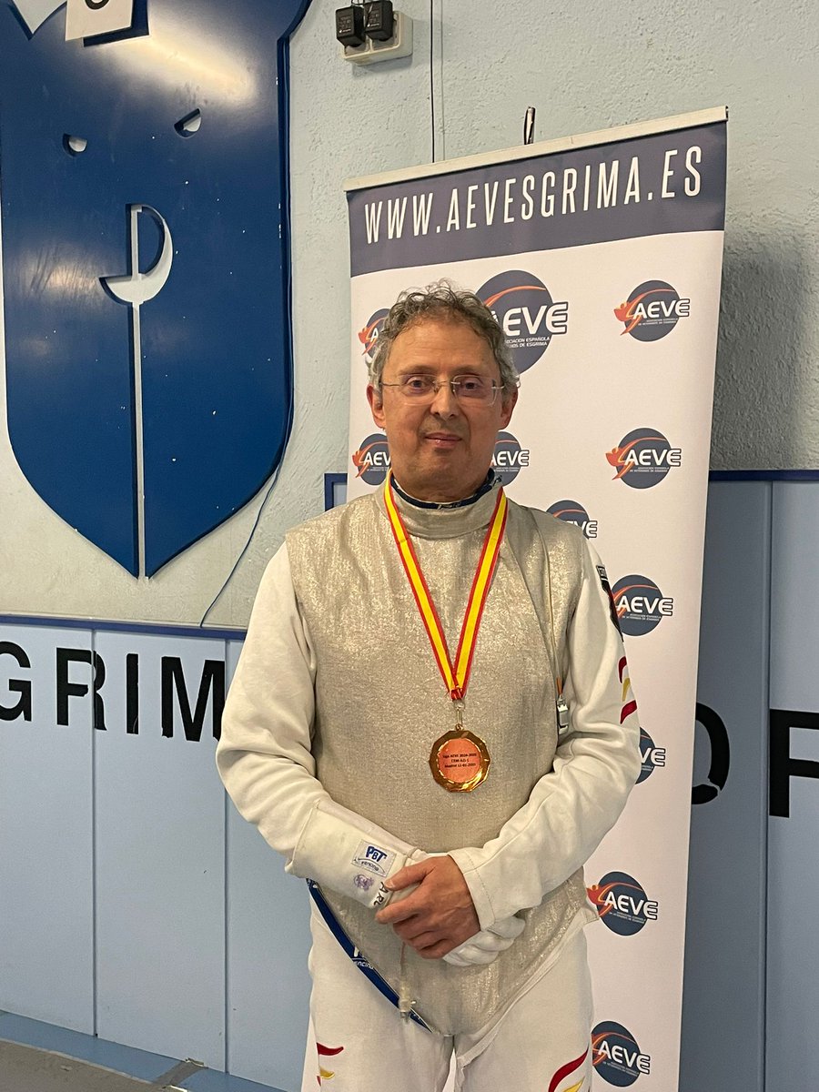 esgrimacompos's tweet photo. Copa #AEVE del @esgrimamadrid con medallas para #AraceliBugallo y @arcFordPrefect https://t.co/r5lHgRjJPD