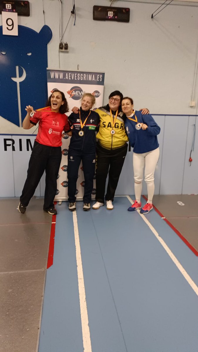 esgrimacompos's tweet photo. Copa #AEVE del @esgrimamadrid con medallas para #AraceliBugallo y @arcFordPrefect https://t.co/r5lHgRjJPD