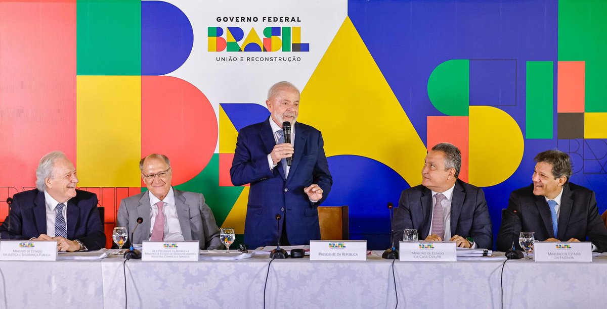 Um país cada dia melhor! Na primeira reunião ministerial do ano, realizada nesta segunda-feira (20), na Granja do Torto, em Brasília, o presidente Lula reforçou o compromisso do Governo Federal na melhoria da vida do nosso povo. Confira as imagens.

📷Ricardo Stuckert