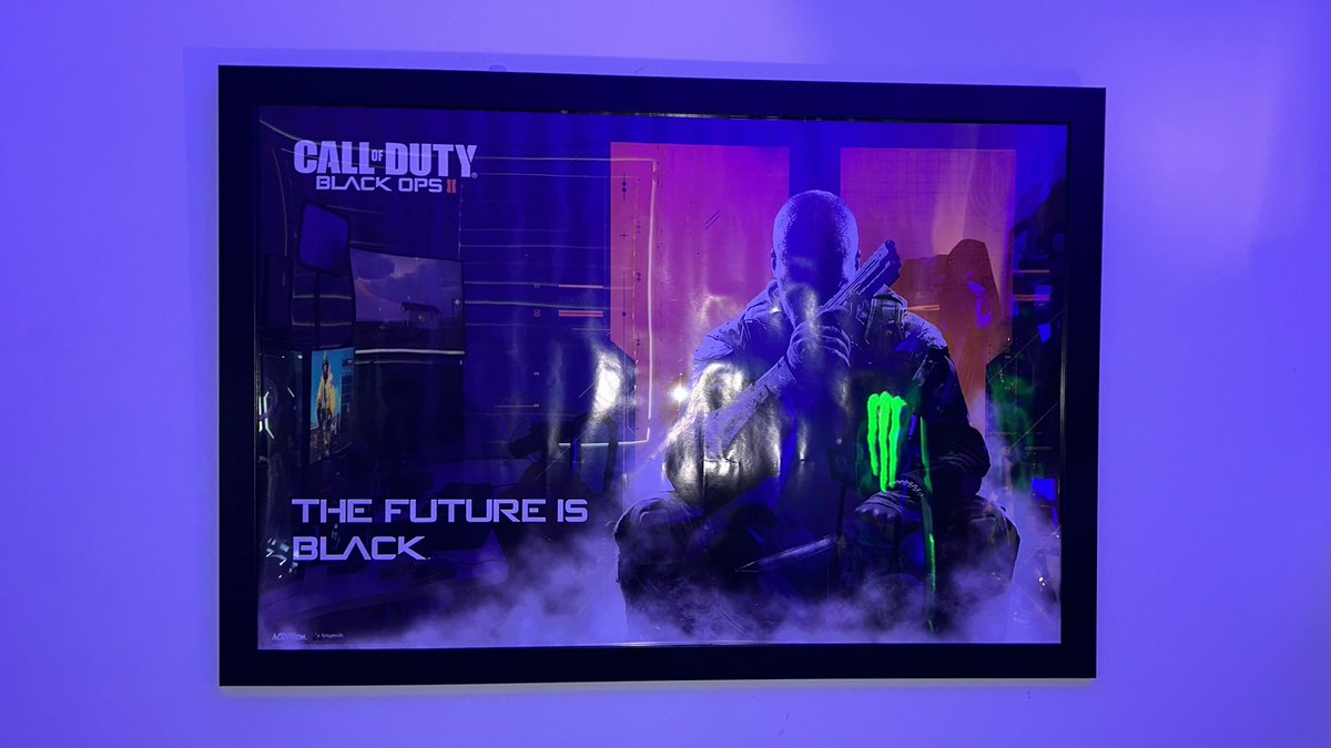 TaylorMorganS_'s tweet image. Friend dropped this off at my house. Coolest piece of art in the gaming room