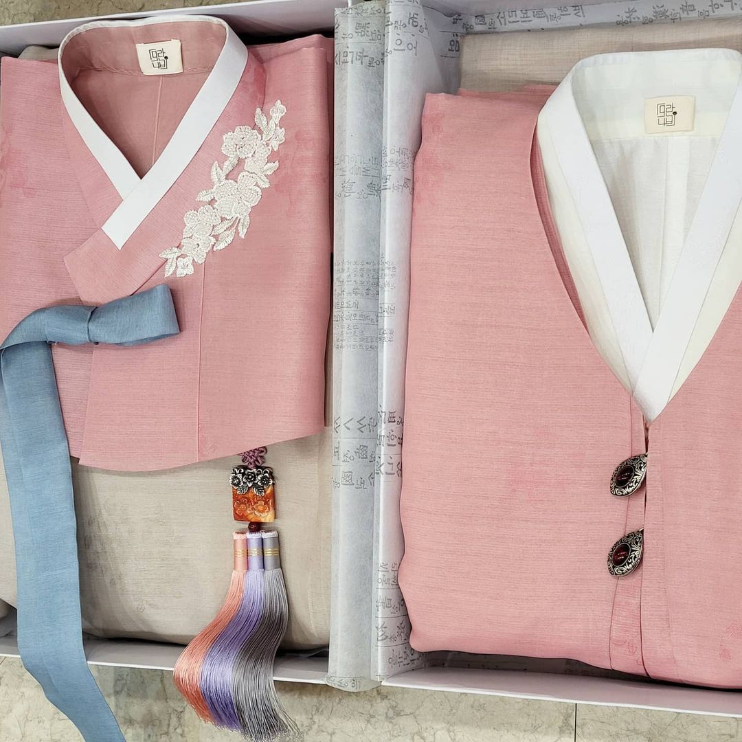 tobithobb's tweet image. ㅤ   
ㅤㅤㅤㅤㅤㅤㅤㅤㅤMisi Paket 📦

To: @abcdtwtk @acelclarence_lo @diselaras @sedayukisa @lamnathaan 
From: Haerin @matrikoska
Note: Kakak kakak, Hope you guys like it. Big love from Korea &amp;gt;•&amp;lt; ❤️
  ㅤㅤ