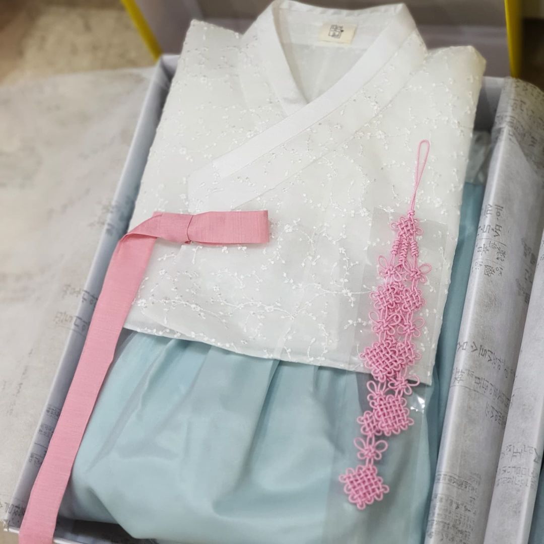 tobithobb's tweet image. ㅤ   
ㅤㅤㅤㅤㅤㅤㅤㅤㅤMisi Paket 📦

To: @abcdtwtk @acelclarence_lo @diselaras @sedayukisa @lamnathaan 
From: Haerin @matrikoska
Note: Kakak kakak, Hope you guys like it. Big love from Korea &amp;gt;•&amp;lt; ❤️
  ㅤㅤ