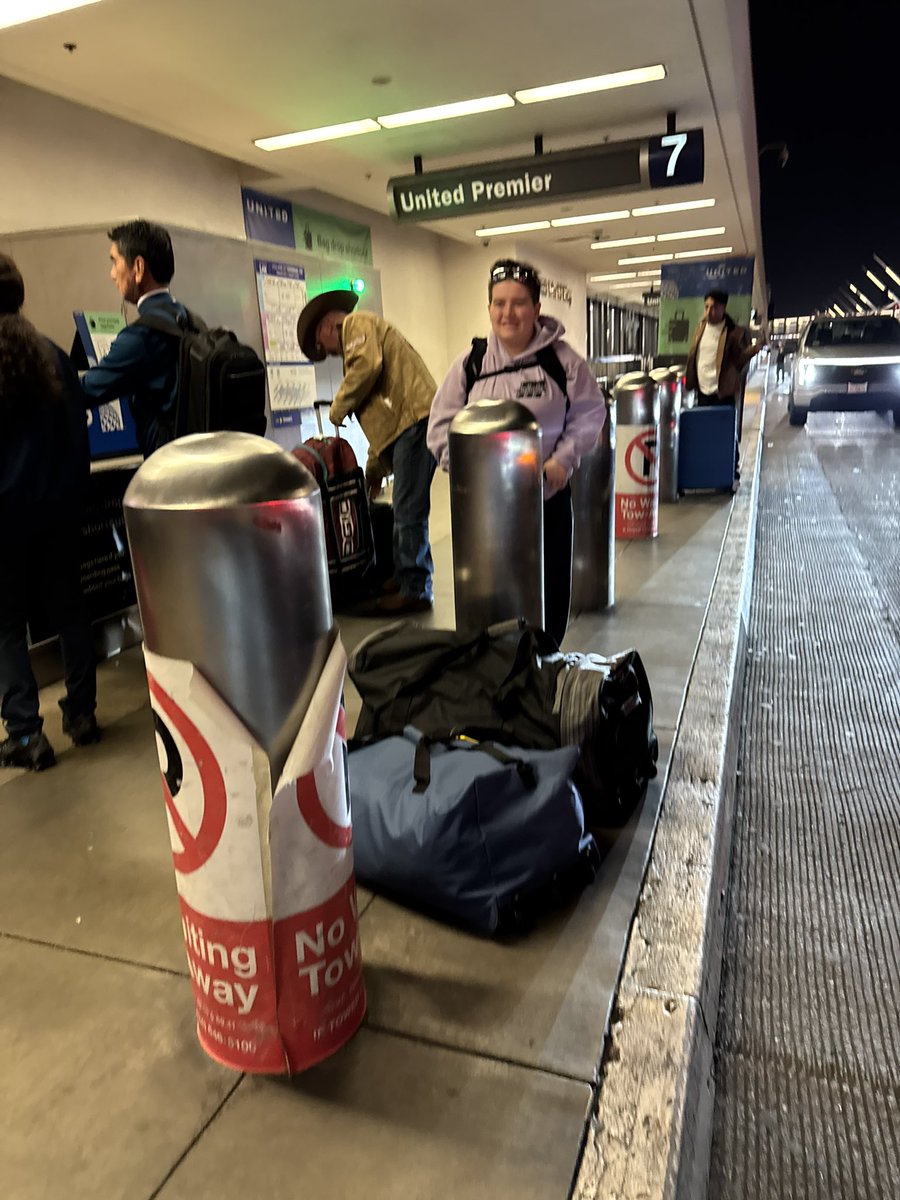 FinnleyHire's tweet photo. Spent the past month in California on Winter Break. Flew in to Boston-Logan today. At school for 2 days then MSSEP flies us off to Bermuda for a 2 week study program with the Bermuda Oceanographic Institute https://t.co/bG9EZIXAT7