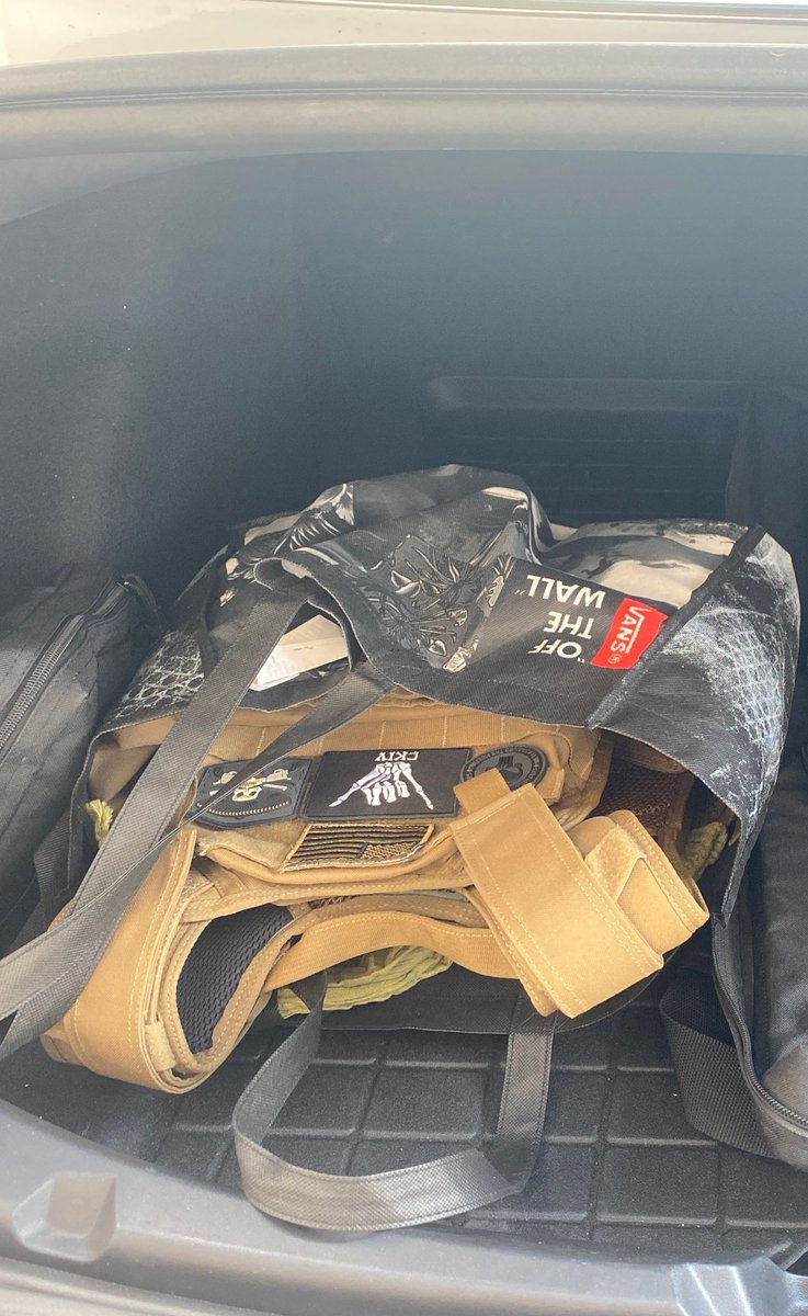 daltonbasha's tweet image. @elonmusk @Tesla #stolenitems my brother has had his Tesla in for a new battery install at your Tempe location in AZ. Went to get car today and noticed his $1,000 armor vest was stolen. Manager wouldn’t come talk when he asked for help... #Tesla he’s filing a police report!