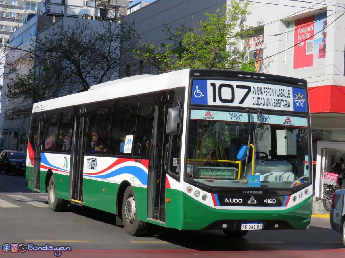 #NOVEDAD Nos llegan estas fotos (muchas gracias por el aporte) del nuevo esquema, implementado por el #grupodota en todas sus líneas exclusivas de CABA, en este caso el 4150 de la #linea107 . En la tercer foto, el mismo coche antes del cambio...
.
#linea107 / Interno 4150 /