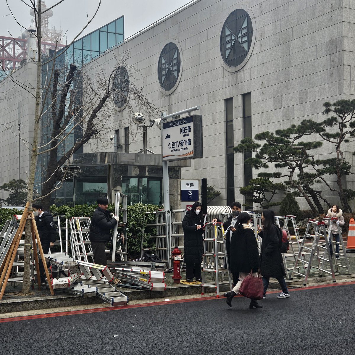 kbskopd's tweet image. KBS앞 사다리 철거중입니다