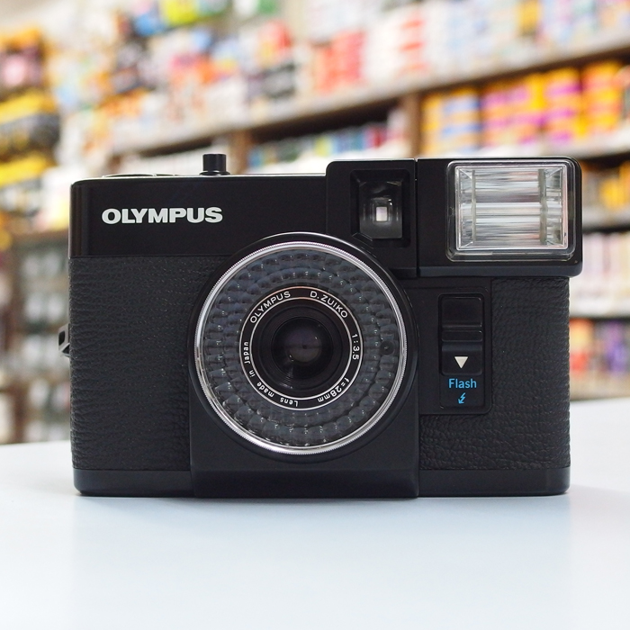 champcamera's tweet photo. #OLYMPUS PEN EF(オーバーホール済) ¥24,000 by #たまプラーザ 店
軽量なプラスチックのボディに28mm F3.5の単焦点レンズを搭載したハーフサイズ #フィルムカメラ。ペンシリーズの最終モデル。オーバーホール済みで安心の個体です。
#PENEF #ハーフカメラ #田園都市線
https://t.co/swY5D98cl0 https://t.co/s7IQ7ZJClu