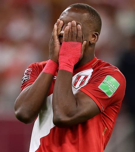 Mi lateral derecho hizo un gol de penal y le dió una copa del mundo a su país.

Tu lateral derecho erró un penal y dejó sin jugar un mundial a su país.

Mirá que distintos somos.