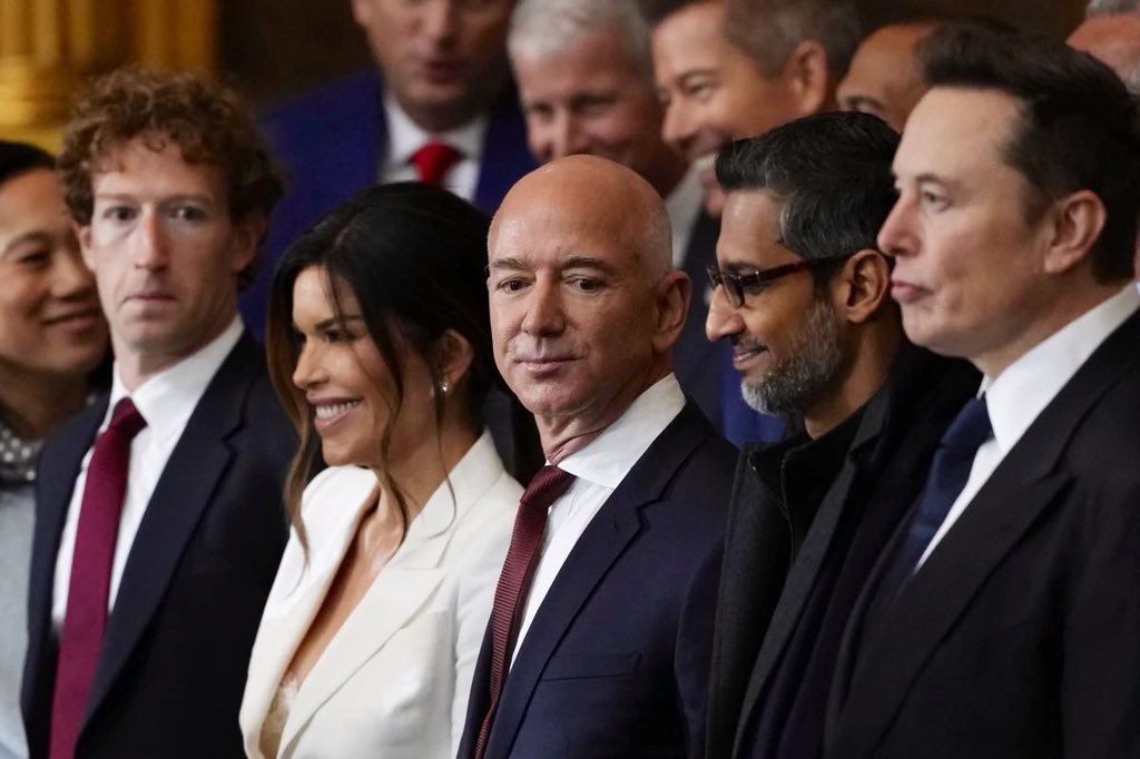 “We need more masculine energy”

Solo para recordar que esto lo dijo Zuckerberg hace unos meses cuando la toma de posesión de Trump se vio así…

La audacia 🙄🙄