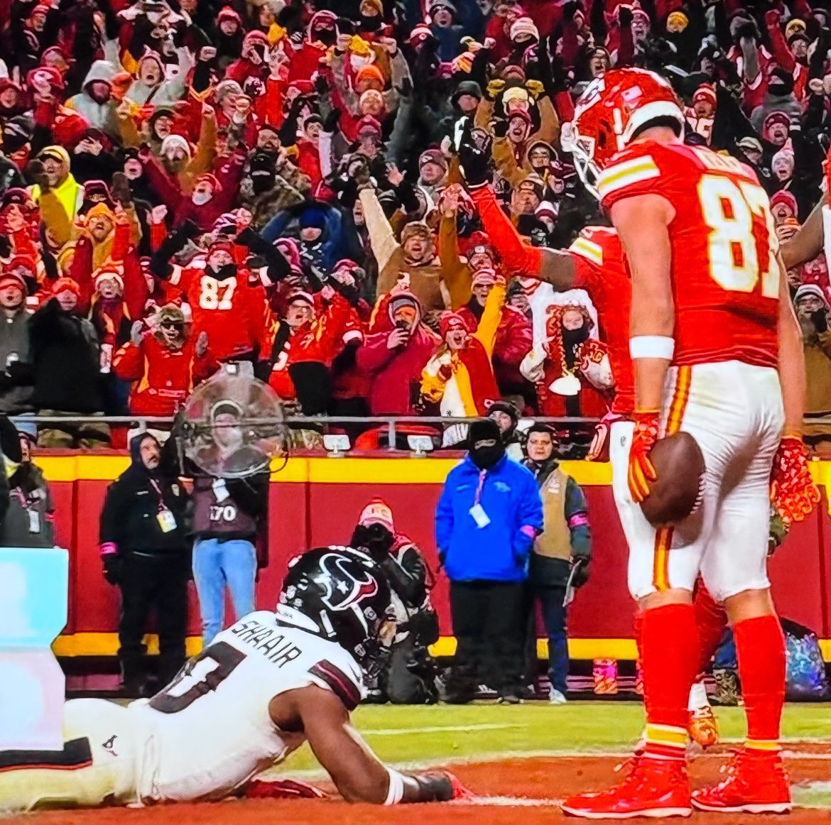 HitStickHicks's tweet photo. This photo couldn’t have happened to a more deserving player 😂🫵🏼 https://t.co/3acgrDJSP3