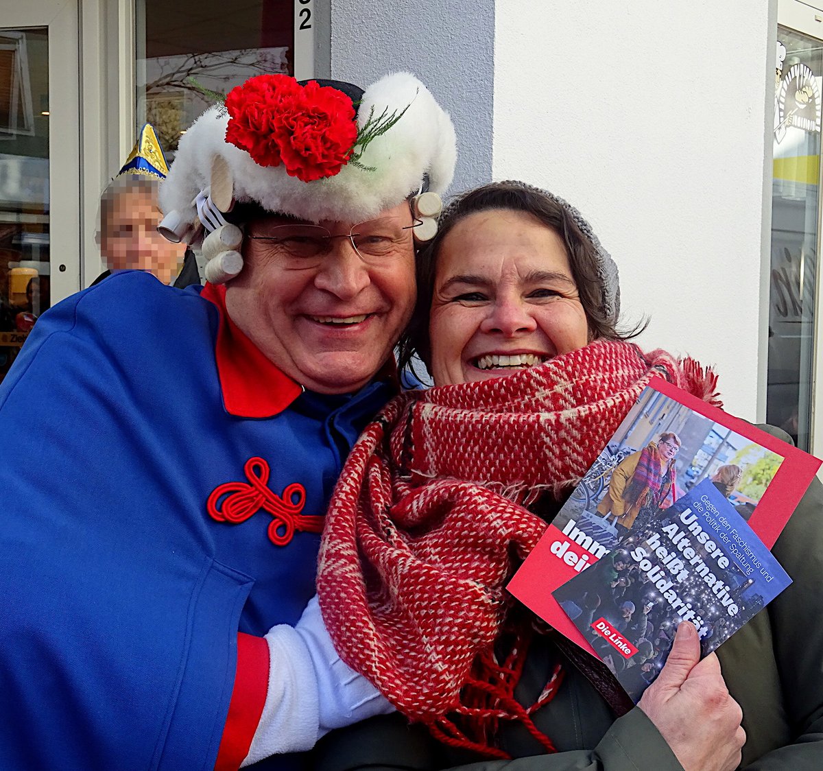 Infostand der Ortsgruppe "WestEndPopp", 18.01.2025,  mit  netten Gesprächen über alltägliche Probleme - z. B. über Heizkosten, Mieten, zu teuren ÖPNV und hohe Lebensmittelpreise... 
Nebenbei mehr zufällig:  eine Karnevalsparty ... :-)
Alaaf und No pasarán!
#dielinkebonn