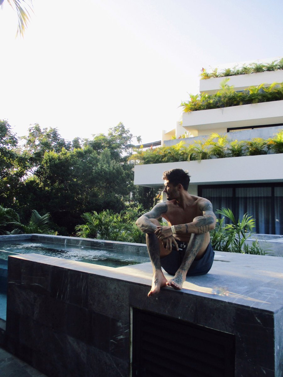 “Hoşgelsin yeni yaşın
Yeni telaşların, yeni kararların, yeni  heyecanların..
Sevdiklerin ve sevdiğini hissettiklerin. İyi gelenler, gidenler.
Sevinçlerin, hüzünlerin..
Kimse gibi olmayıp hep kendi gibi kalan yanın..."
Hoş gelsin.. #34 
 
İyi ki.. 🎈 <a href="/barismrtyagci/">Barış Murat Yağcı</a>