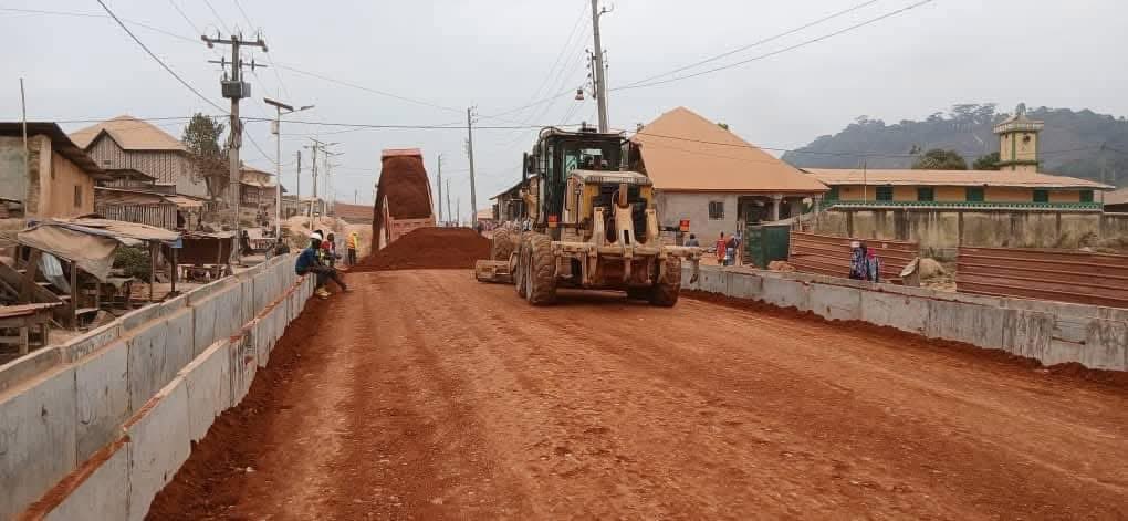 ABOUHUD's tweet photo. RÉFONDATION ROUTIÈRE
Quelques clichés de l'état d'avancement des travaux de bitumage des voiries du centre ville de Macenta, ce lundi 20 janvier 2025.
Ça travaille progressivement et sûrement.🙏
#Guinee 🇬🇳
#Conakry
#Macenta https://t.co/txWi03mrop