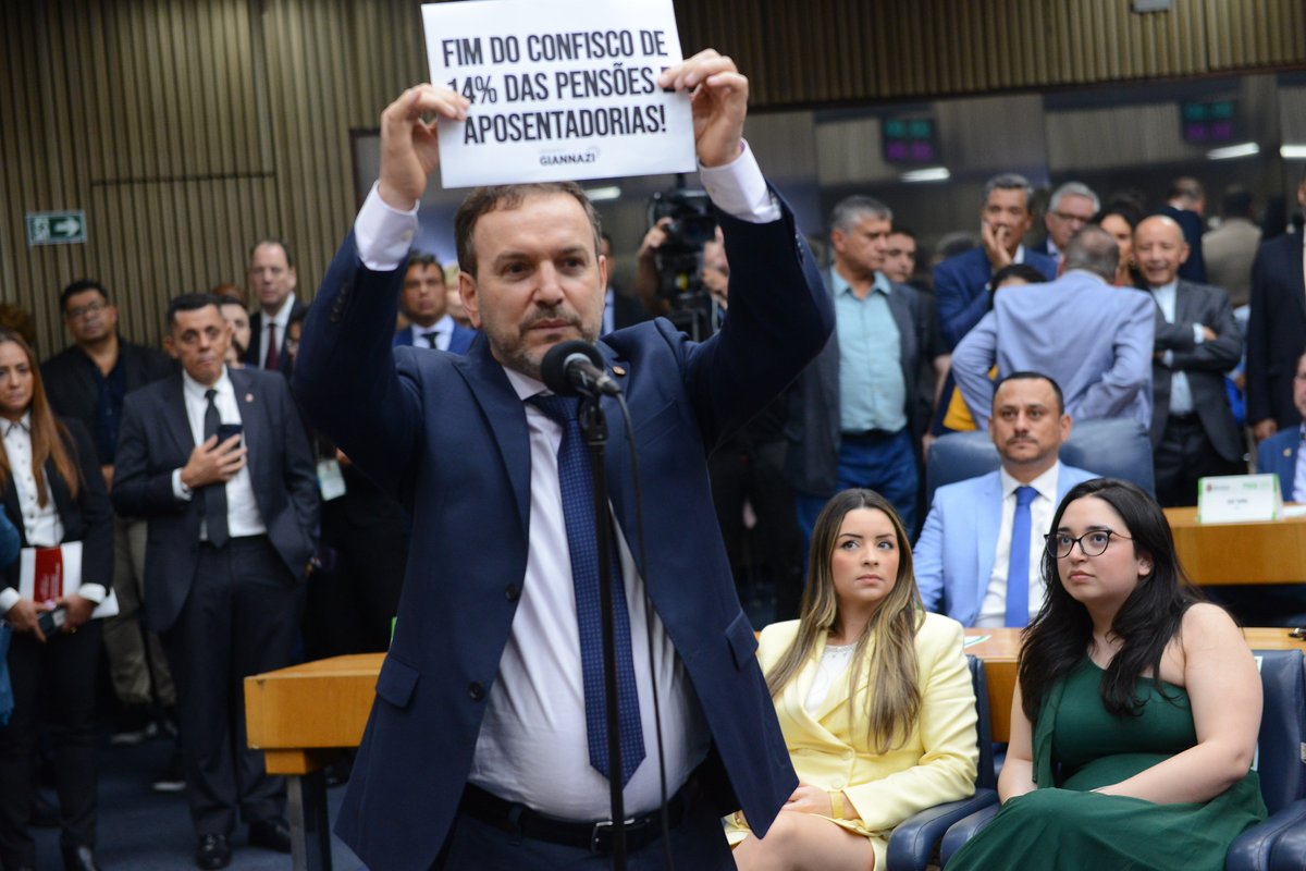 No dia que tomei posse para esse novo mandato fiz questão de levar comigo a luta dos aposentados e pensionistas. E essa sem dúvida será uma causa que eu defenderei todos os dias até que o confisco acabe. 
#AposentadoriaDigna