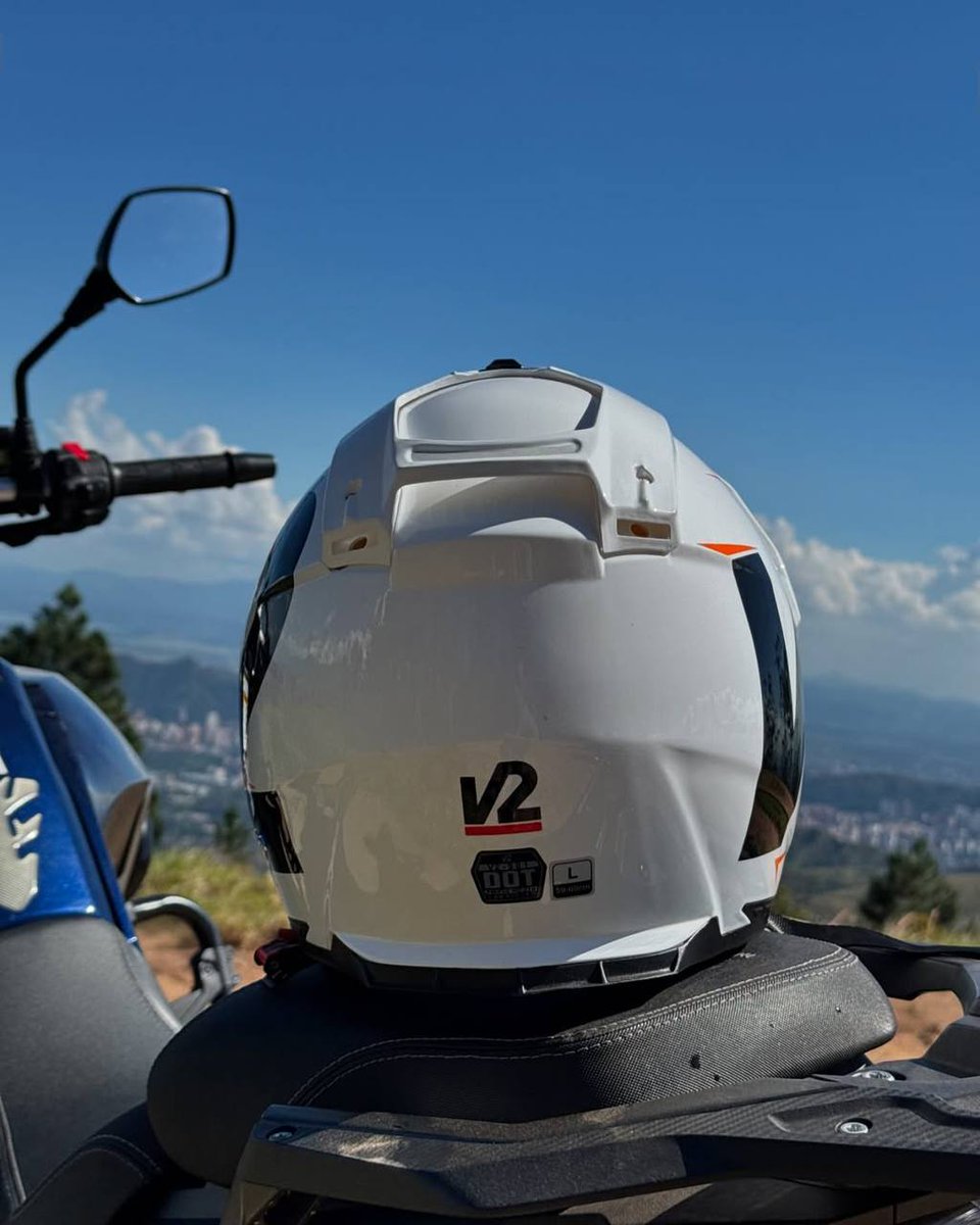 globovision's tweet photo. ¡V2 tu compañero ideal! 😎
Con el casco OFF ROAD de V2 puedes descubrir nuevos senderos acompañado con protección de excelente calidad. 🛣️🏍️
Ya que nuestros cascos cuentan con certificación DOT y ECE. ✅
¡Elige siempre V2! ✌🏽
@V2helmets
#V2 #V2Helmets #aventura #protección #cascov2 #helmet