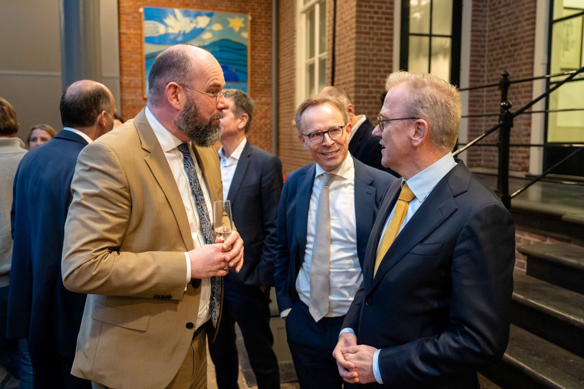 Vereniging Hogescholen (@ver_hogescholen) on Twitter photo Sfeervolle nieuwjaarsbijeenkomst van <a href="/Ver_Hogescholen/">Vereniging Hogescholen</a> vanavond in Den Haag. <a href="/MinisterOCW/">Eppo Bruins</a> Eppo Bruins hield een warm betoog over de betekenis van het hbo voor onze samenleving. <a href="/MauriceLimmen/">Maurice Limmen</a> riep de aanwezigen op om in goede samenwerking de weg naar de toekomst vorm te geven. Sfeervolle nieuwjaarsbijeenkomst van <a href="/Ver_Hogescholen/">Vereniging Hogescholen</a> vanavond in Den Haag. <a href="/MinisterOCW/">Eppo Bruins</a> Eppo Bruins hield een warm betoog over de betekenis van het hbo voor onze samenleving. <a href="/MauriceLimmen/">Maurice Limmen</a> riep de aanwezigen op om in goede samenwerking de weg naar de toekomst vorm te geven.