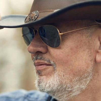 S’ha mort l’Abel Julien, mestre d’una generació d’ornitòlegs, savi dels ocells, pura energia i bonhomia. Era l’home del barret de cowboy que ens va ensenyar - en cursos i sortides, al seu bloc, al Tocats de l’Ala de TV3, a tants llocs- a conèixer i estimar els ocells. (1)